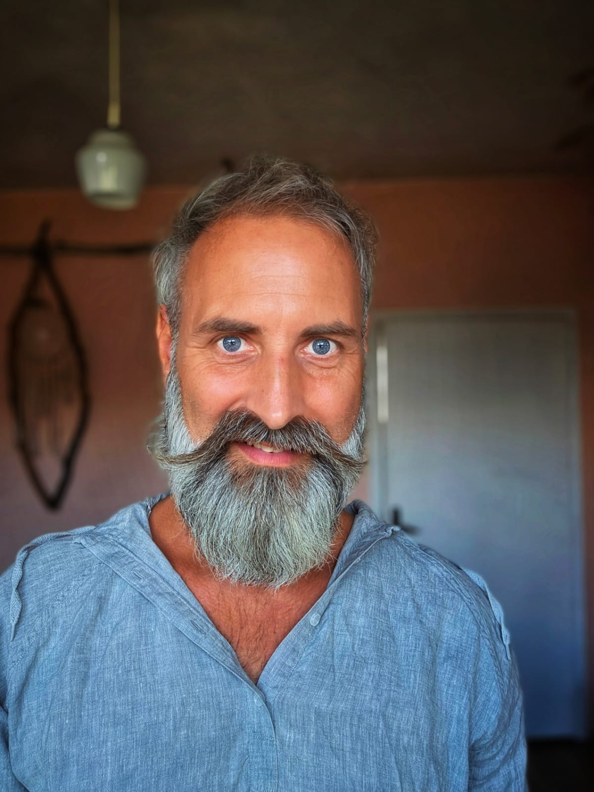 Andreas Hoiboom im blauen Leinenhemd schaut direkt in die Kamera – warm und empathisch